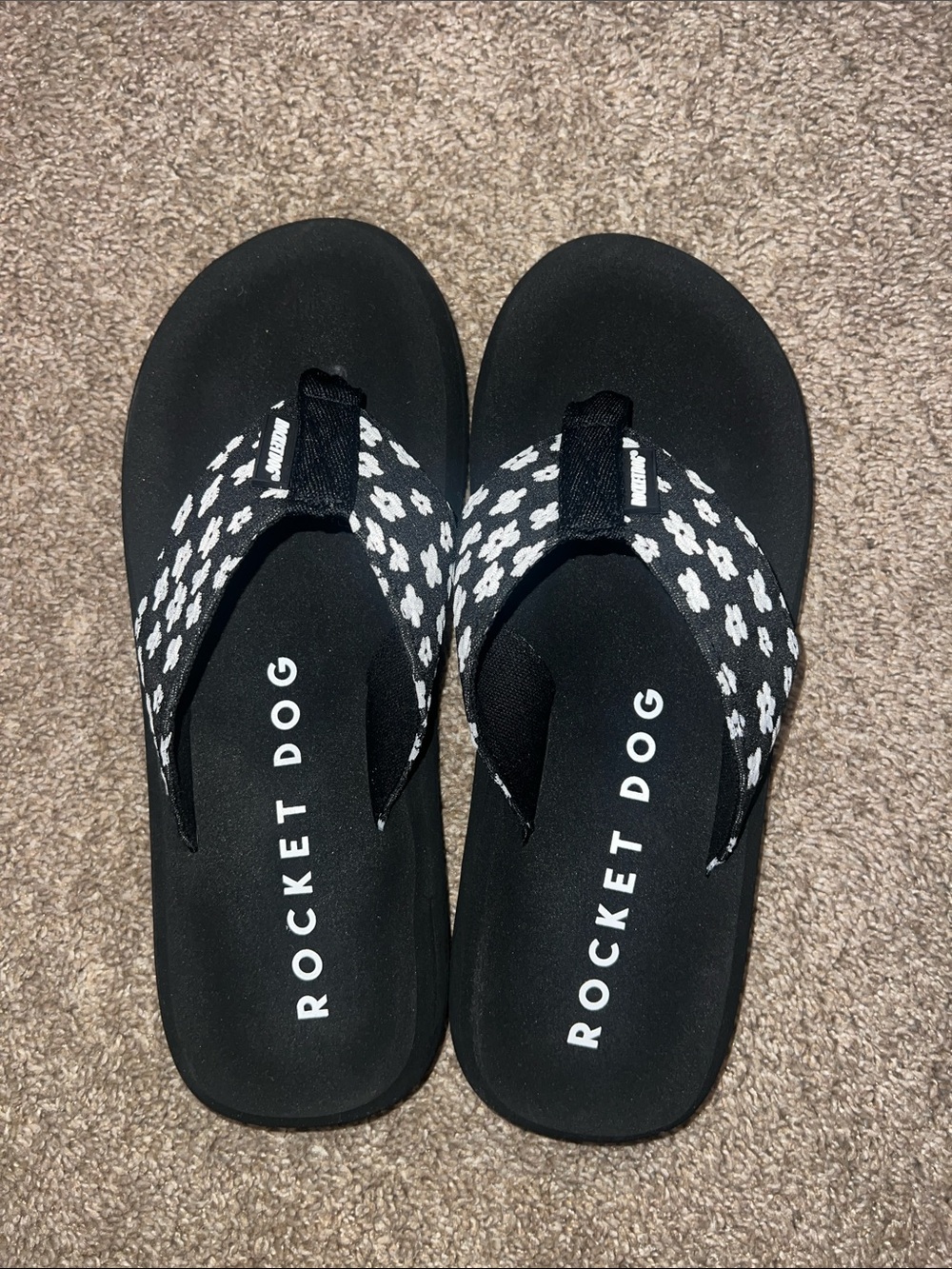 Rocket Dog Black and White Floral Thong Sandals